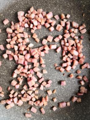 炒至火腿丁微微发黄即可，盛出放凉备用