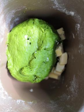 待面团能拉出厚膜时加入提前软化好的黄油