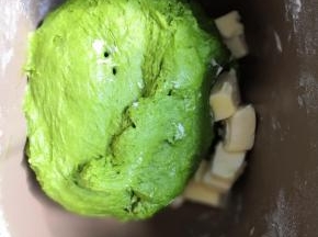 待面团能拉出厚膜时加入提前软化好的黄油