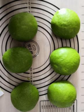 面团取出平均分成三份（我做了两个的量）