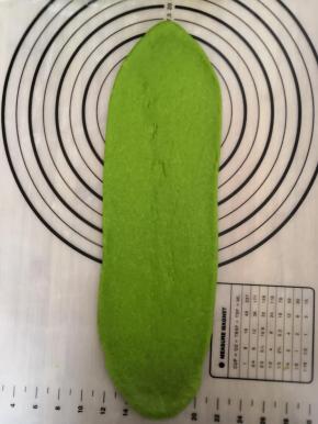 取其中一个擀成牛舌形状