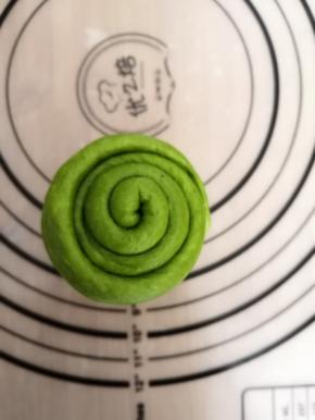 卷好的面团有很多圈的