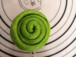 卷好的面团有很多圈的
