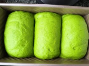 发酵至7分满时取出，盖好盖子继续室温发酵，这时烤箱预热180℃