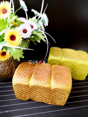 烤好后出炉，吐司是圆角的