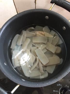 魔芋切成块儿，放在开水中焯水2分钟，去除魔芋里面的碱味儿。