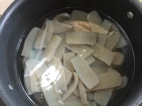 魔芋切成块儿，放在开水中焯水2分钟，去除魔芋里面的碱味儿。