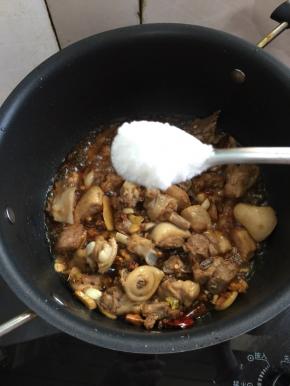 加入一勺盐翻炒均匀。。