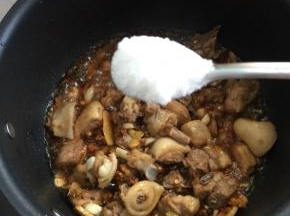 加入一勺盐翻炒均匀。。