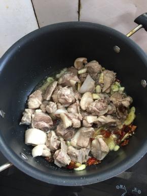 倒入鸭肉翻炒片刻。