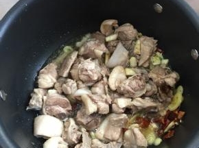 倒入鸭肉翻炒片刻。