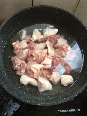 半片鸭解冻后洗净，剁成块儿。鸭肉冷水下锅，慢慢加热焯水，逼出鸭肉里面的血水。