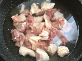 半片鸭解冻后洗净，剁成块儿。鸭肉冷水下锅，慢慢加热焯水，逼出鸭肉里面的血水。