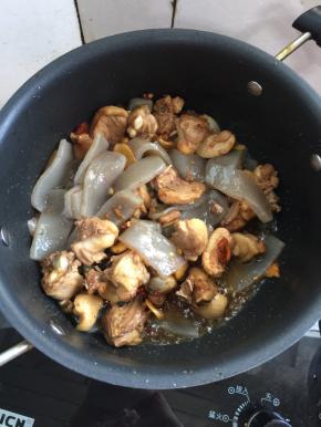 放入魔芋翻炒均匀。