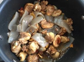 放入魔芋翻炒均匀。