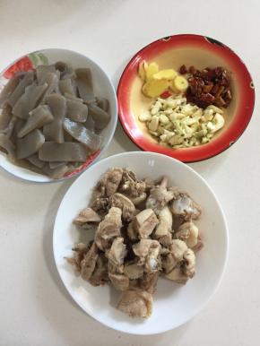 焯好水的鸭肉清洗掉上面的浮沫捞出沥干水分，焯好水的魔芋也捞出沥干水分，蒜瓣剁碎，生姜切成片，干辣椒切成段儿备用。