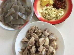 焯好水的鸭肉清洗掉上面的浮沫捞出沥干水分，焯好水的魔芋也捞出沥干水分，蒜瓣剁碎，生姜切成片，干辣椒切成段儿备用。