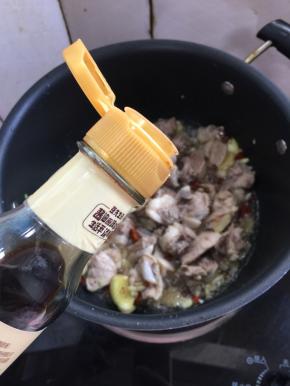 倒入两勺海鲜酱油翻炒均匀。（我买的这种酱油上色比较浅，如果是用老抽的话，只需要一勺就可以了！要不然上色太重，黑乎乎的不好看。）