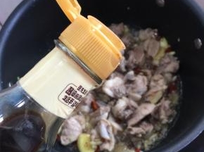 倒入两勺海鲜酱油翻炒均匀。（我买的这种酱油上色比较浅，如果是用老抽的话，只需要一勺就可以了！要不然上色太重，黑乎乎的不好看。）