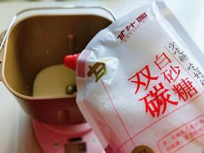 首先将纯牛奶倒入面包桶中，加入食用盐，再加入白砂糖。（糖与盐对角放）根据口味放少许糖，口感更好，双碳糖不含硫更健康，平时宝宝吃也没有负担