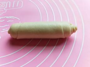 卷好的面包卷，收口处朝下！