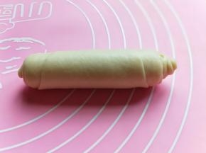 卷好的面包卷,收口处朝下!