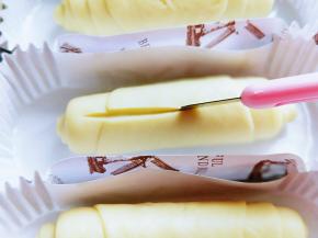 用锋利的刀在面包胚中间划一刀。