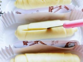 用锋利的刀在面包胚中间划一刀。