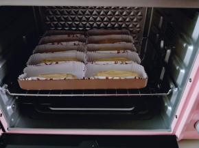 入烤箱二次发酵，天冷的话可以放一碗热水，二次发酵时间约为30分钟。