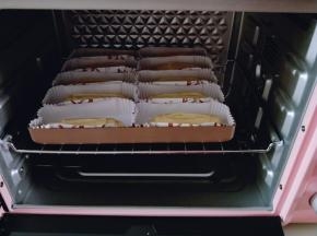 入烤箱二次发酵,天冷的话可以放一碗热水,二次发酵时间约为30分钟。