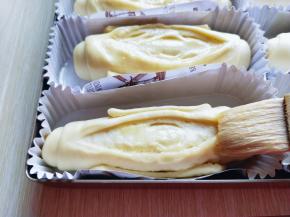 发酵至原来的1.5倍大小时取出烤盘，刷上蛋液。