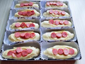 再将切好的火腿片放在刀割处。