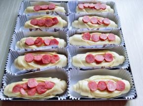 再将切好的火腿片放在刀割处。