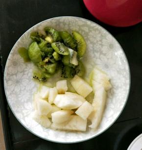 猕猴桃和雪梨去皮，分别切成小块。