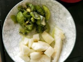 猕猴桃和雪梨去皮，分别切成小块。