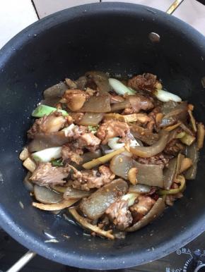 鸭肉炖熟了，大火收汁儿，起锅前加入葱段和鸡精翻炒均匀即可。