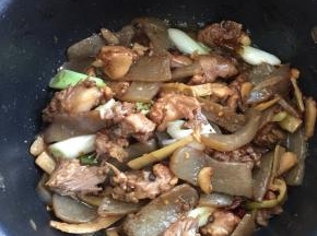 鸭肉炖熟了，大火收汁儿，起锅前加入葱段和鸡精翻炒均匀即可。