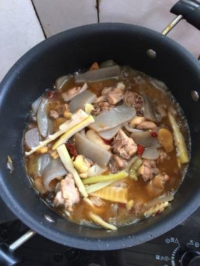 加入适量的开水小火慢炖一个小时。（开水不要太多，没过鸭肉即可。）