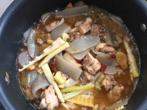 加入适量的开水小火慢炖一个小时。（开水不要太多，没过鸭肉即可。）