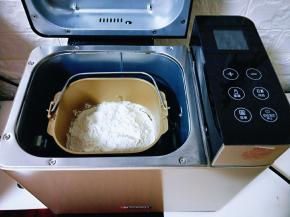 放入海氏HR75面包机中，顺时针旋转锁定，轻触启动键，面包机开始进入和面阶段。