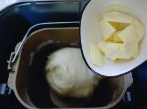 7分钟后将室温软化的黄油加入面团中,海氏HR75面包机全自动,无需操作,它直接会进入下一个模式,直到发酵完成,如果一键式烤面包,发酵好后可以进入烘烤模式!