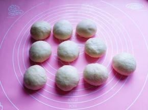 取出排气,分割成等份的小面团,盖上保鲜膜松弛10分钟。
