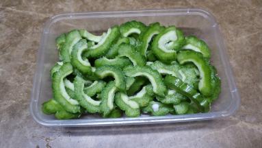 苦瓜切条，用盐腌20分钟后用水冲洗干净