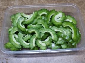 苦瓜切条，用盐腌20分钟后用水冲洗干净