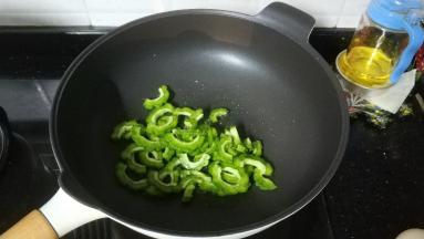 锅里热油、盐、糖，放入苦瓜炒至软