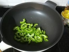 锅里热油、盐、糖，放入苦瓜炒至软