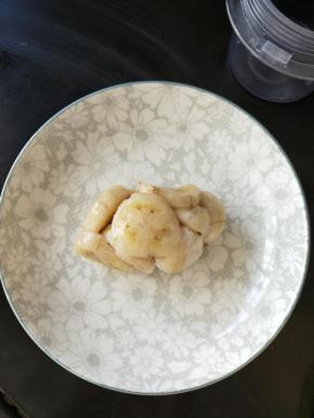 香蕉去皮，放入冰箱冷冻几个小时至硬