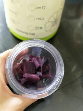 紫薯去皮上锅蒸熟后晾凉。