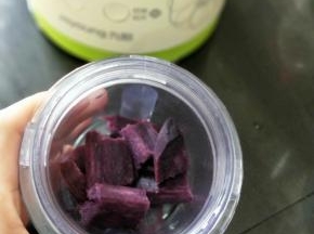 紫薯去皮上锅蒸熟后晾凉。