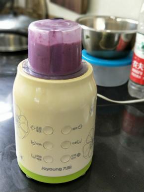 加入适量牛奶打到细腻。